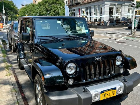 Used 2015 Jeep Wrangler Unlimited Sahara w/ Katzkin Premium Leather Group image 2