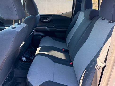 Used 2020 Toyota Tacoma TRD Off-Road image 12