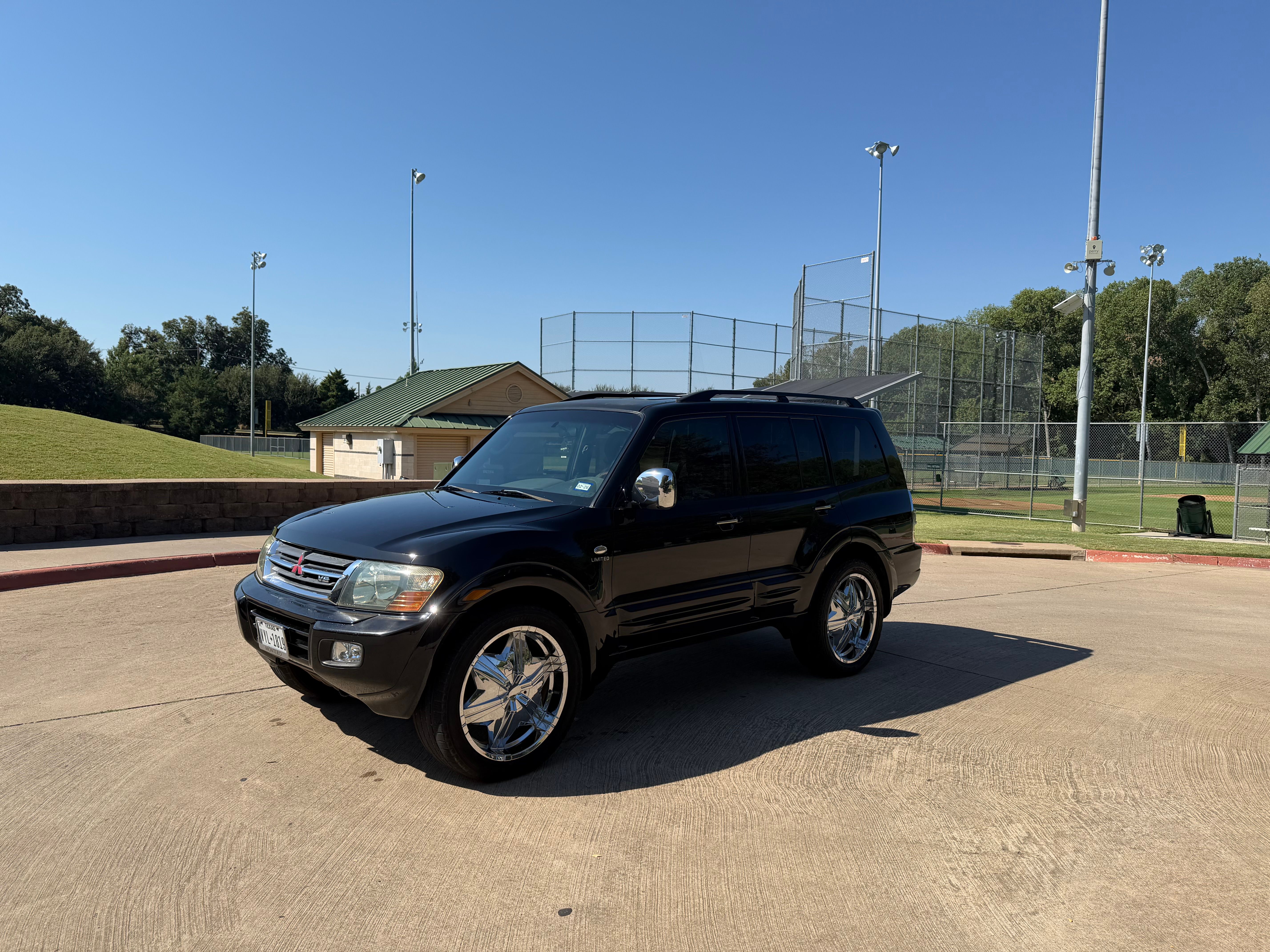 Used 2001 Mitsubishi Montero Limited AWD/4WD image 1