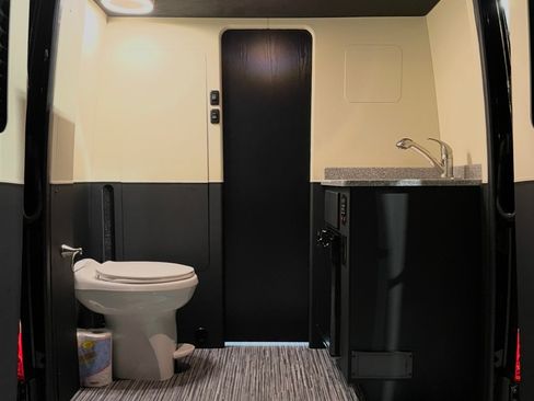 Used 2020 Mercedes-Benz Sprinter 3500 image 23