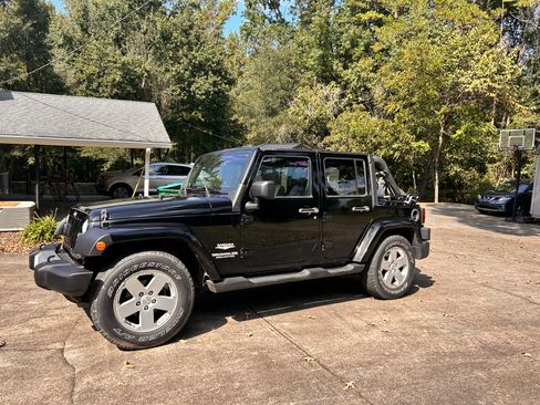 Used 2010 Jeep Wrangler Unlimited Sahara w/ Dual Top Group image 4