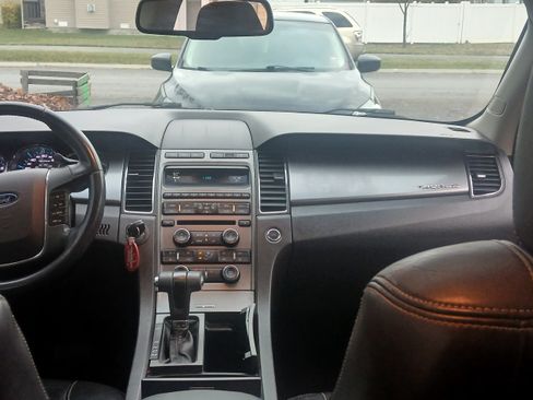 Used 2010 Ford Taurus SEL image 4