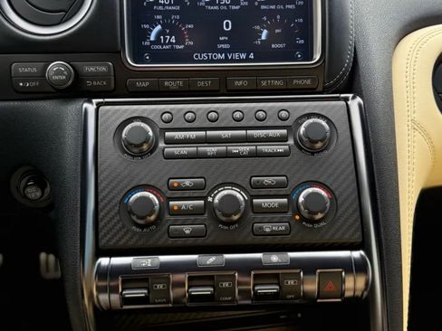 Used 2016 Nissan GT-R Premium image 22