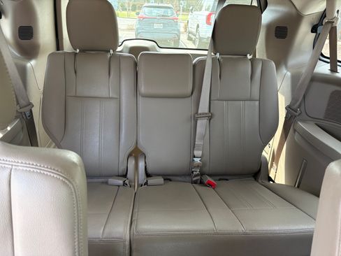 Used 2015 Chrysler Town & Country Touring-L w/ Driver Convenience Group image 18