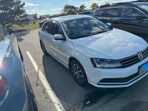Used 2017 Volkswagen Jetta SE image 4