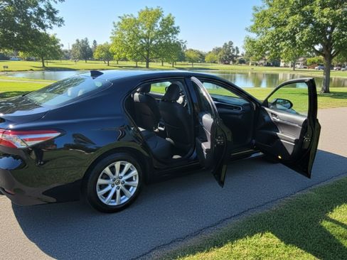 Used 2018 Toyota Camry LE image 5