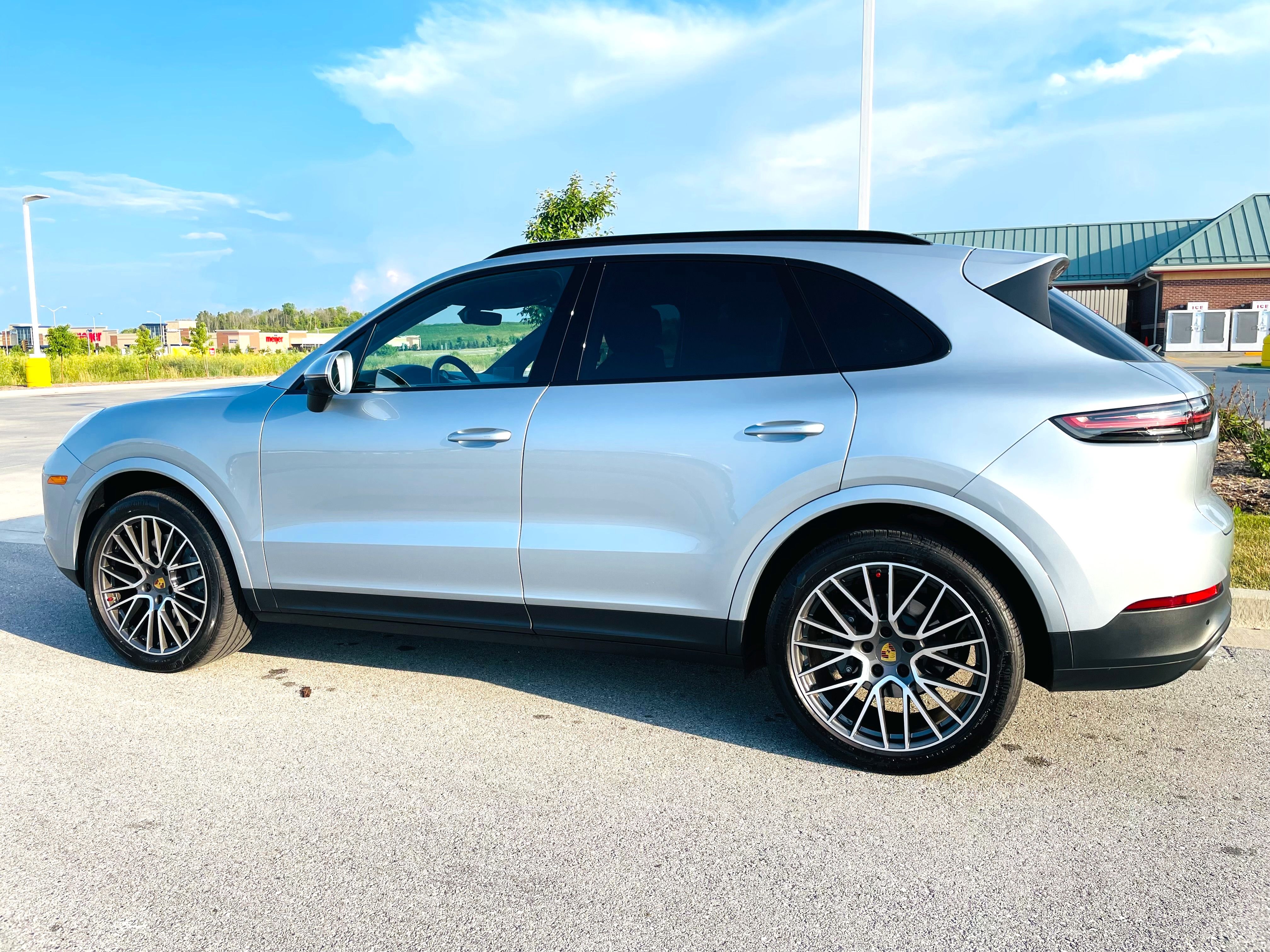Used 2021 Porsche Cayenne S AWD/4WD image 2