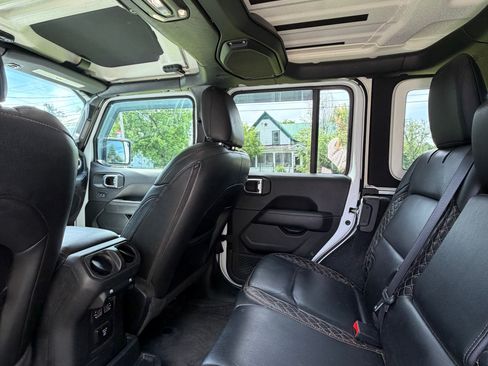 Used 2022 Jeep Wrangler Unlimited Sahara AWD/4WD image 11