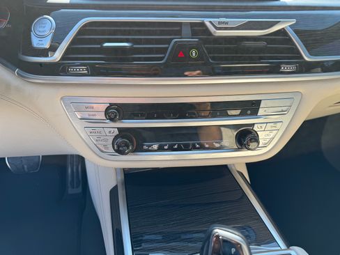 Used 2021 BMW 750i xDrive w/ Executive Package image 11