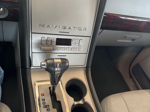Used 2005 Lincoln Navigator 4WD image 2