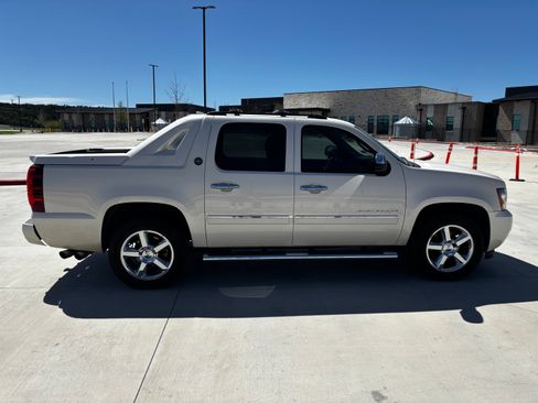 Used 2013 Chevrolet Avalanche LTZ image 2