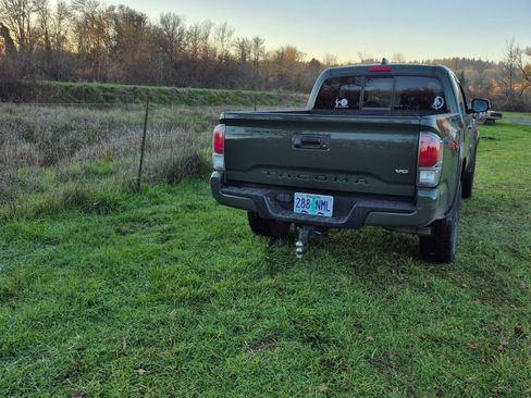 Used 2022 Toyota Tacoma TRD Sport image 9