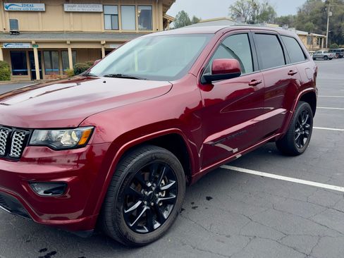 Used 2021 Jeep Grand Cherokee Laredo X image 5
