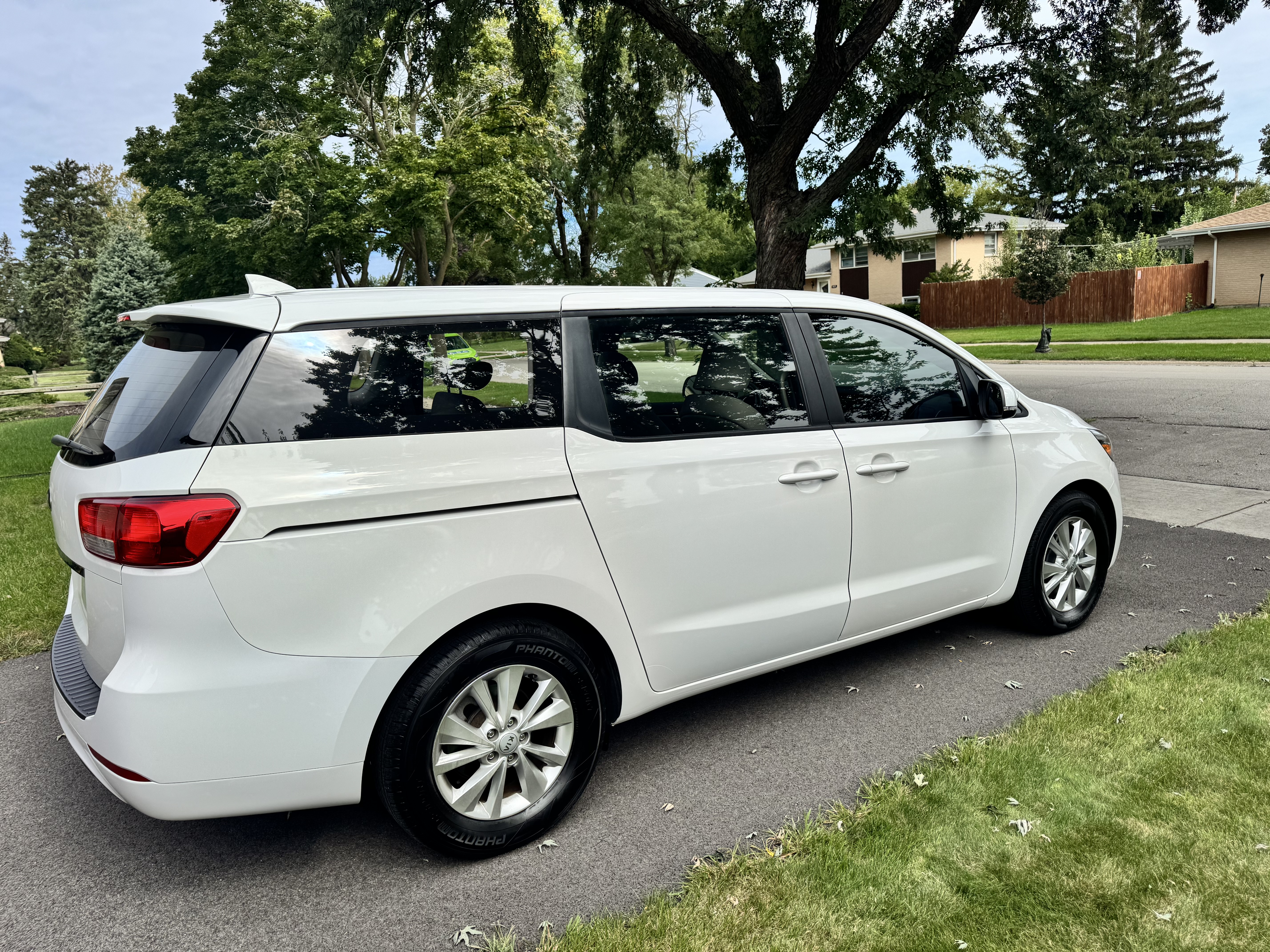 Used 2018 Kia Sedona L FWD image 12