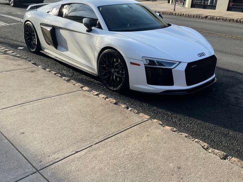 Used 2018 Audi R8 V10 w/ Premium Package RWD image 8