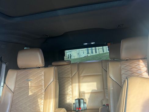 Used 2023 Cadillac Escalade Premium Luxury AWD/4WD image 9