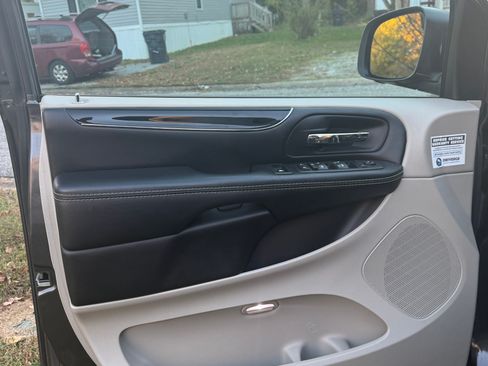 Used 2019 Dodge Grand Caravan SXT image 24