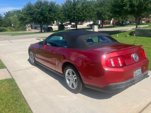 Used 2010 Ford Mustang Premium RWD image 9