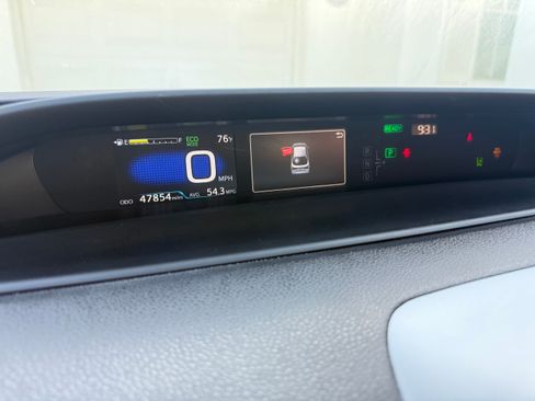 Used 2020 Toyota Prius L Eco image 6