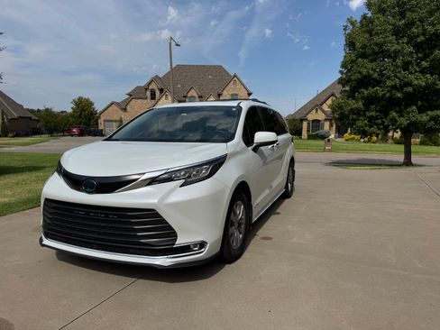Used 2022 Toyota Sienna XLE FWD image 2