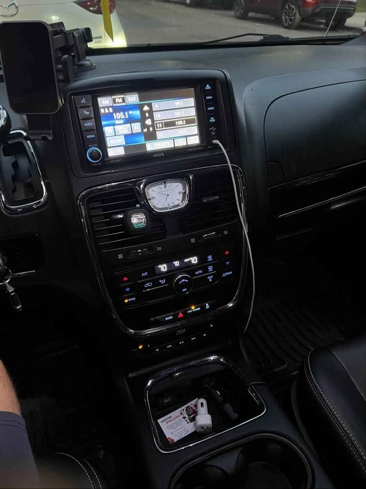 Used 2014 Chrysler Town & Country S FWD image 15