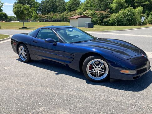 Used 2001 Chevrolet Corvette Coupe w/ Preferred Equipment Group2 image 2