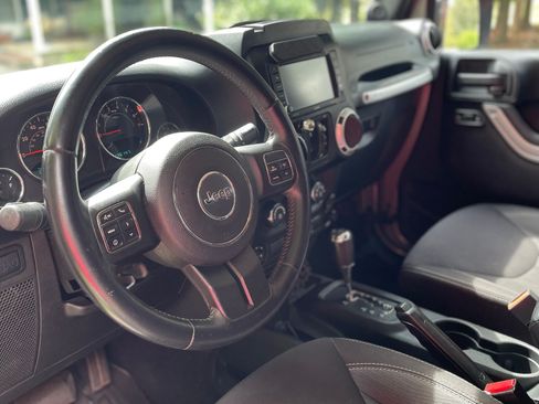 Used 2013 Jeep Wrangler Unlimited Rubicon w/ Connectivity Group image 11