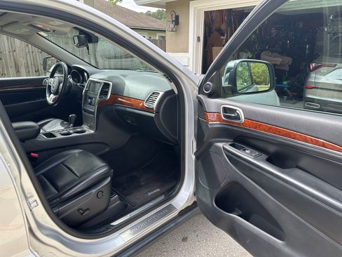 Used 2011 Jeep Grand Cherokee Limited image 11