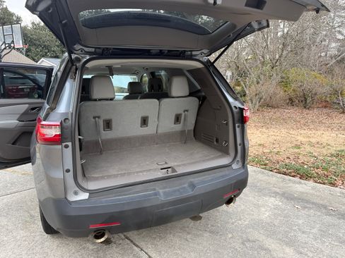 Used 2018 Chevrolet Traverse LT image 8