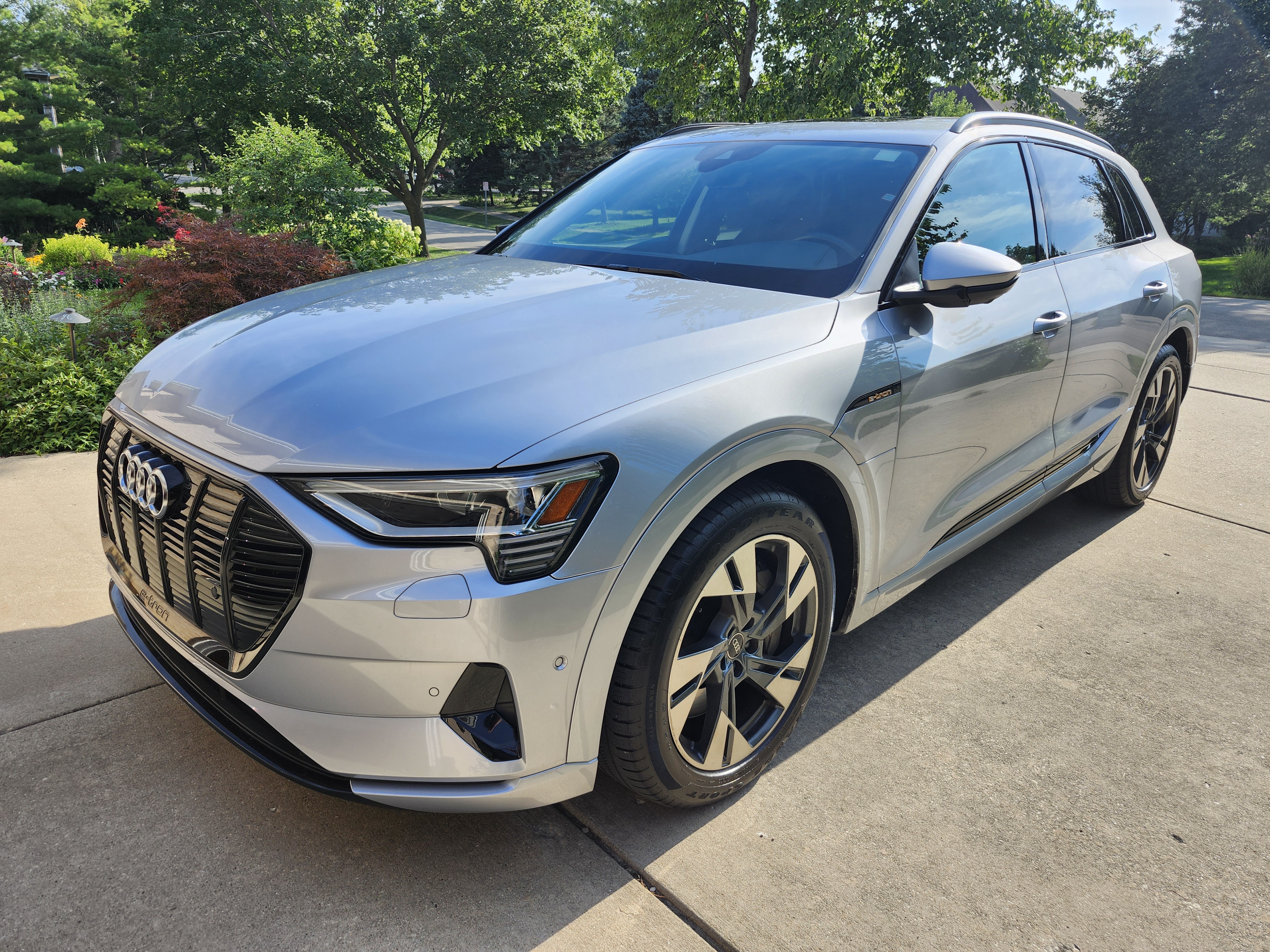 Used 2021 Audi e-tron Premium w/ Convenience Plus Package AWD/4WD image 1