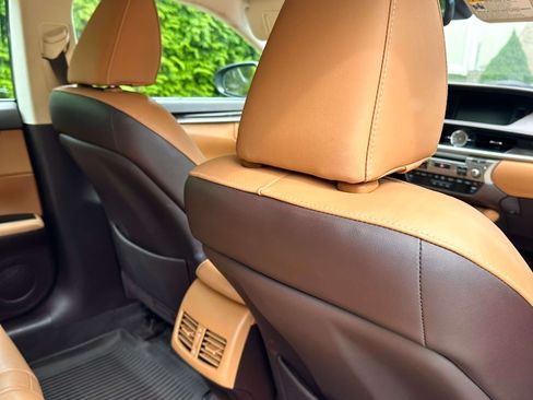 Used 2018 Lexus ES 350 w/ Luxury Package w/Wood Trim image 15