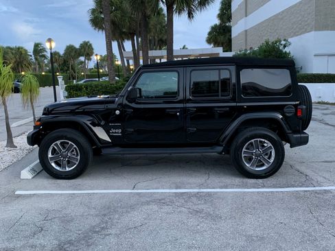 Used 2019 Jeep Wrangler Unlimited Sahara image 2