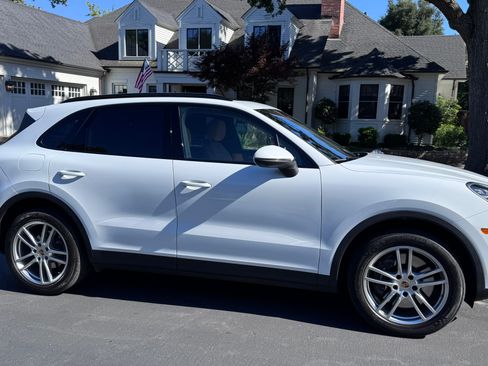 Used 2022 Porsche Cayenne AWD/4WD image 1