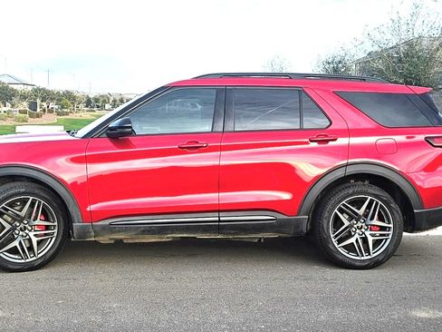 Used 2025 Ford Explorer ST image 1