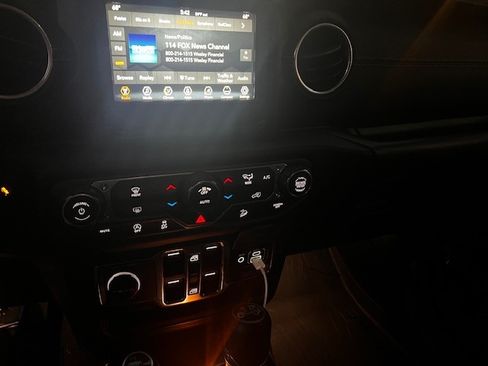 Used 2018 Jeep Wrangler Unlimited Sahara image 11