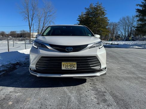 Used 2024 Toyota Sienna Limited image 4