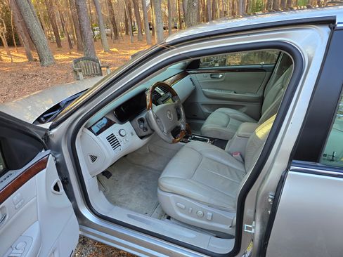 Used 2006 Cadillac DTS Performance image 2