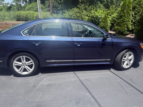 Used 2013 Volkswagen Passat TDI SE FWD image 1