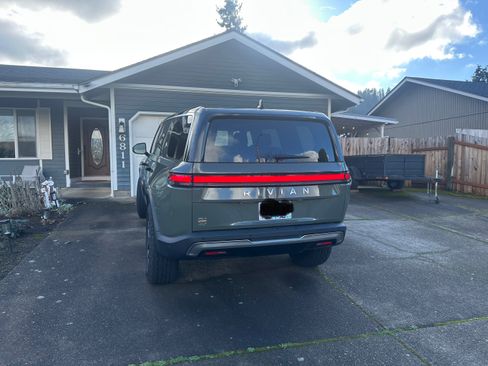 Used 2022 Rivian R1S Launch Edition image 2