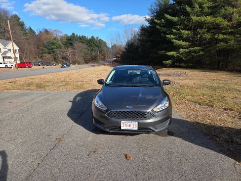 Used 2018 Ford Focus SE image 2