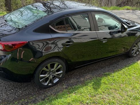 Used 2018 MAZDA MAZDA3 Grand Touring image 2