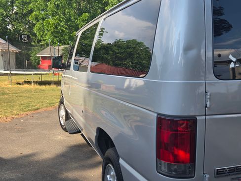 Used 2013 Ford E-350 and Econoline 350 XLT RWD image 6
