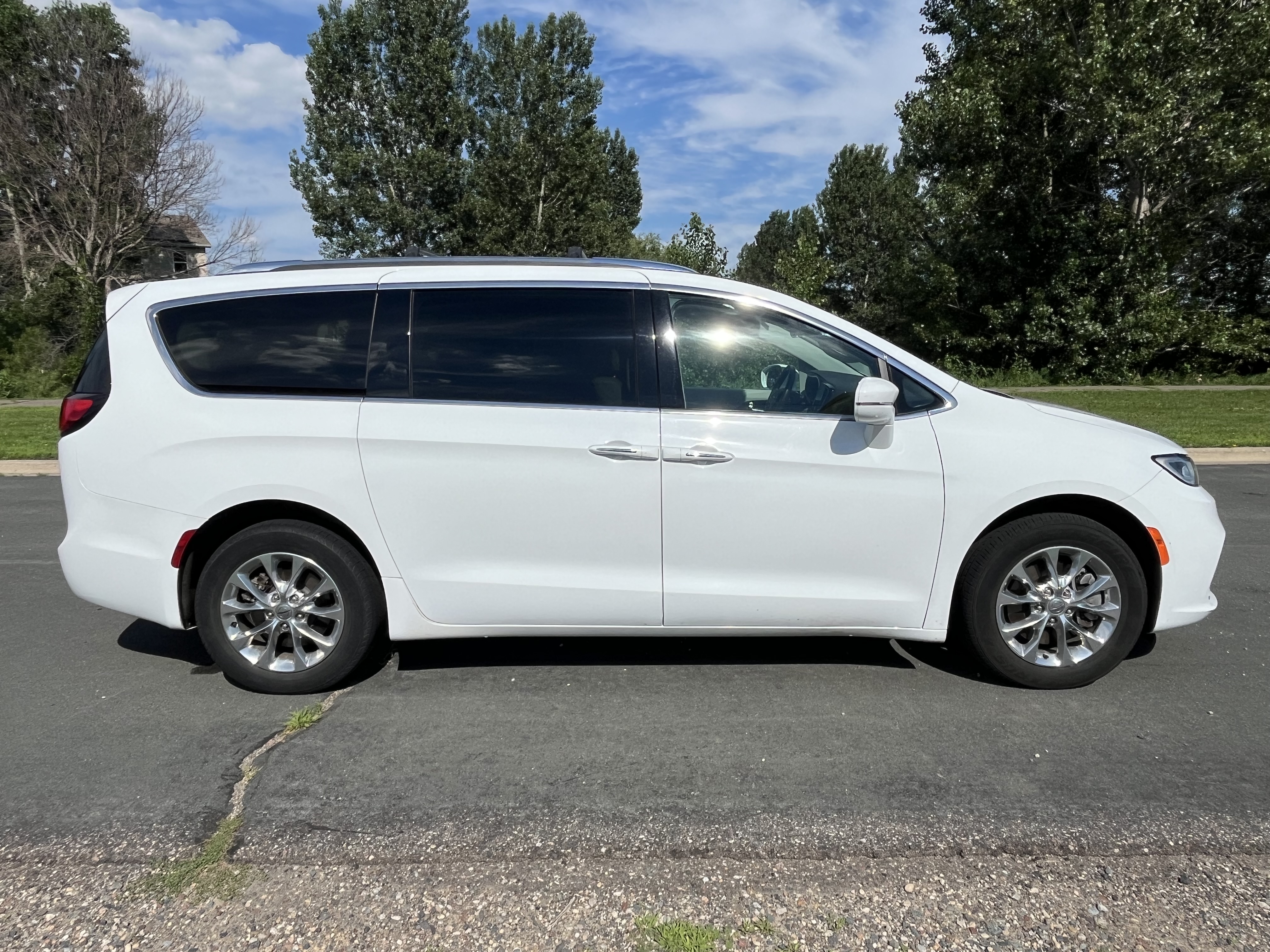 Used 2021 Chrysler Pacifica Touring-L w/ Uconnect Theater Family Group AWD/4WD image 2
