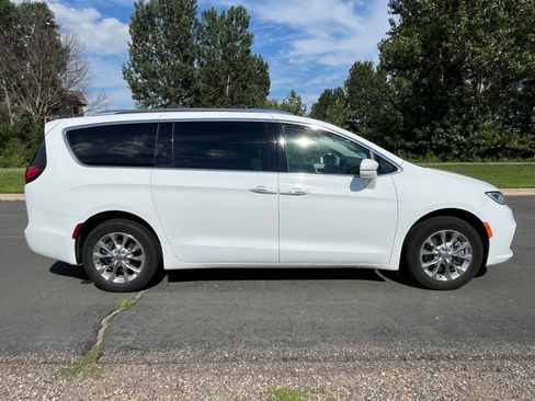 Used 2021 Chrysler Pacifica Touring-L w/ Uconnect Theater Family Group AWD/4WD image 2