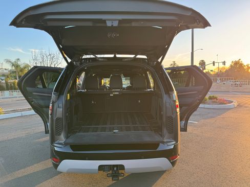 Used 2024 Land Rover Discovery Metropolitan Edition image 17