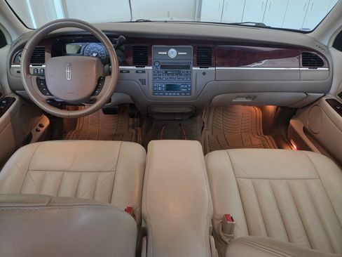 Used 2005 Lincoln Town Car Signature RWD image 9