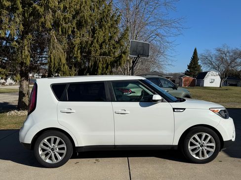 Used 2018 Kia Soul + FWD image 6