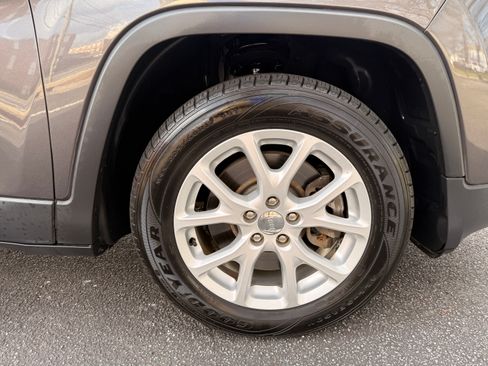 Used 2018 Jeep Cherokee Latitude Plus w/ Comfort/Convenience Group image 29