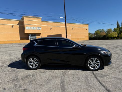 Used 2018 INFINITI QX30 w/ Navigation Package image 2