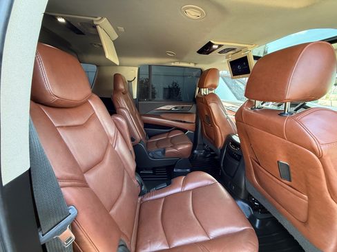 Used 2019 Cadillac Escalade ESV Premium Luxury image 11